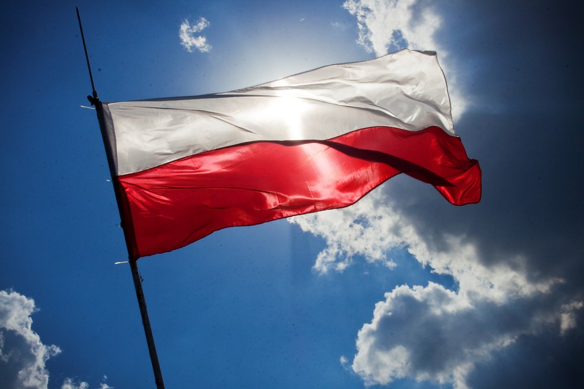Flaga Polski i niebo